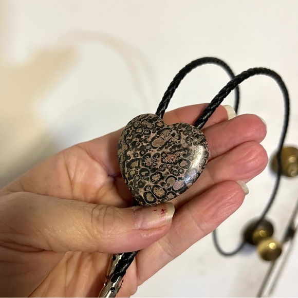 Very nice polished leopard skin agate heart bola tie, bolo tie - Picture 5 of 5